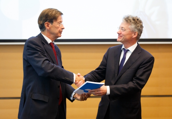 Jan Jaap de Graeff, voorzitter Rli, (l) overhandigt het advies aan secretaris-generaal Maarten Camps, Ministerie EZ, 1 juli 2016 Foto Fred Ernst