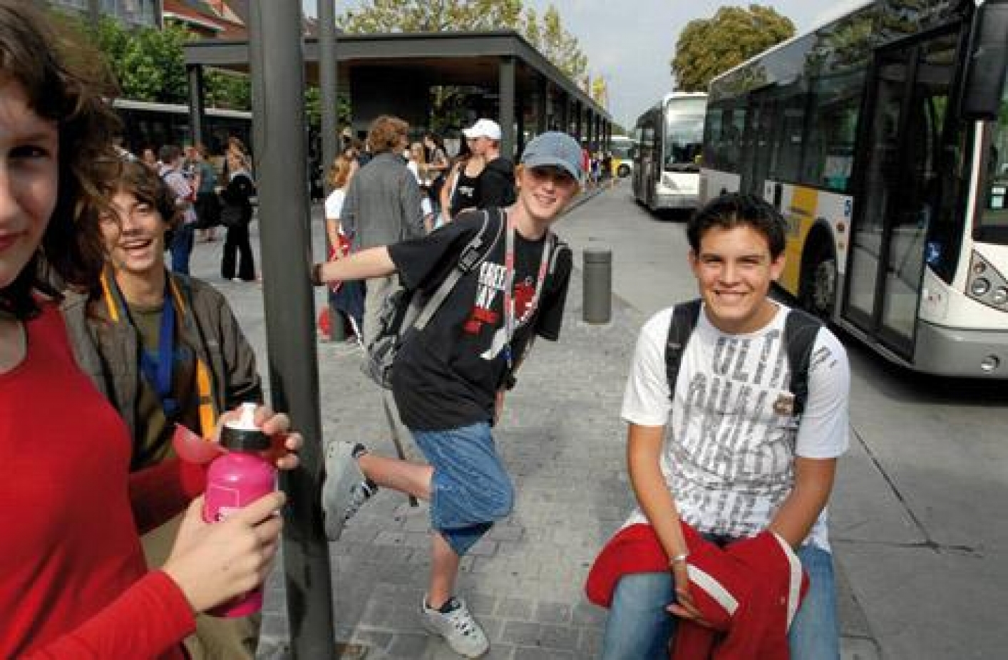 Foto jongeren bij busstation