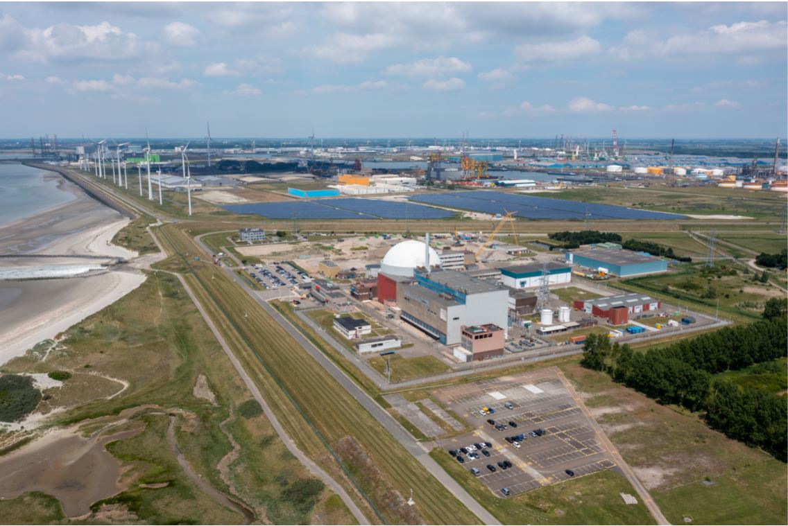 luchtfoto kerncentrale Borssele met windmolens, zonnenpanelen en industrie