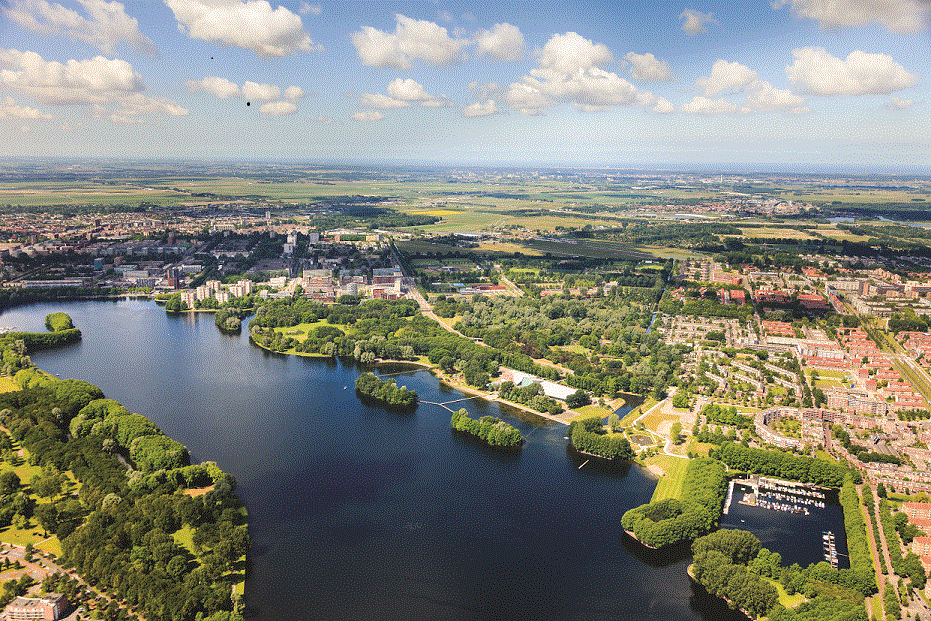 luchtfoto van stad, landelijkgebied en water