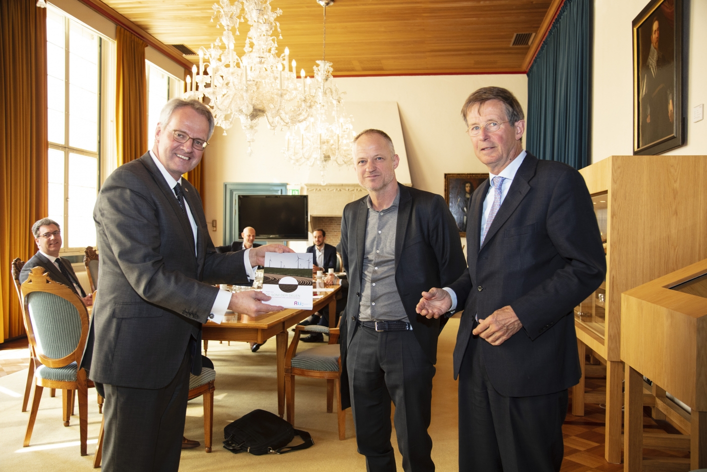 Commissaris van de Koning van provincie Zeeland, Han Polman (l), neemt de verkenning in ontvangst met Co Verdaas (m) raadslid, en Jan Jaap de Graeff (r) voorzitter Rli . 