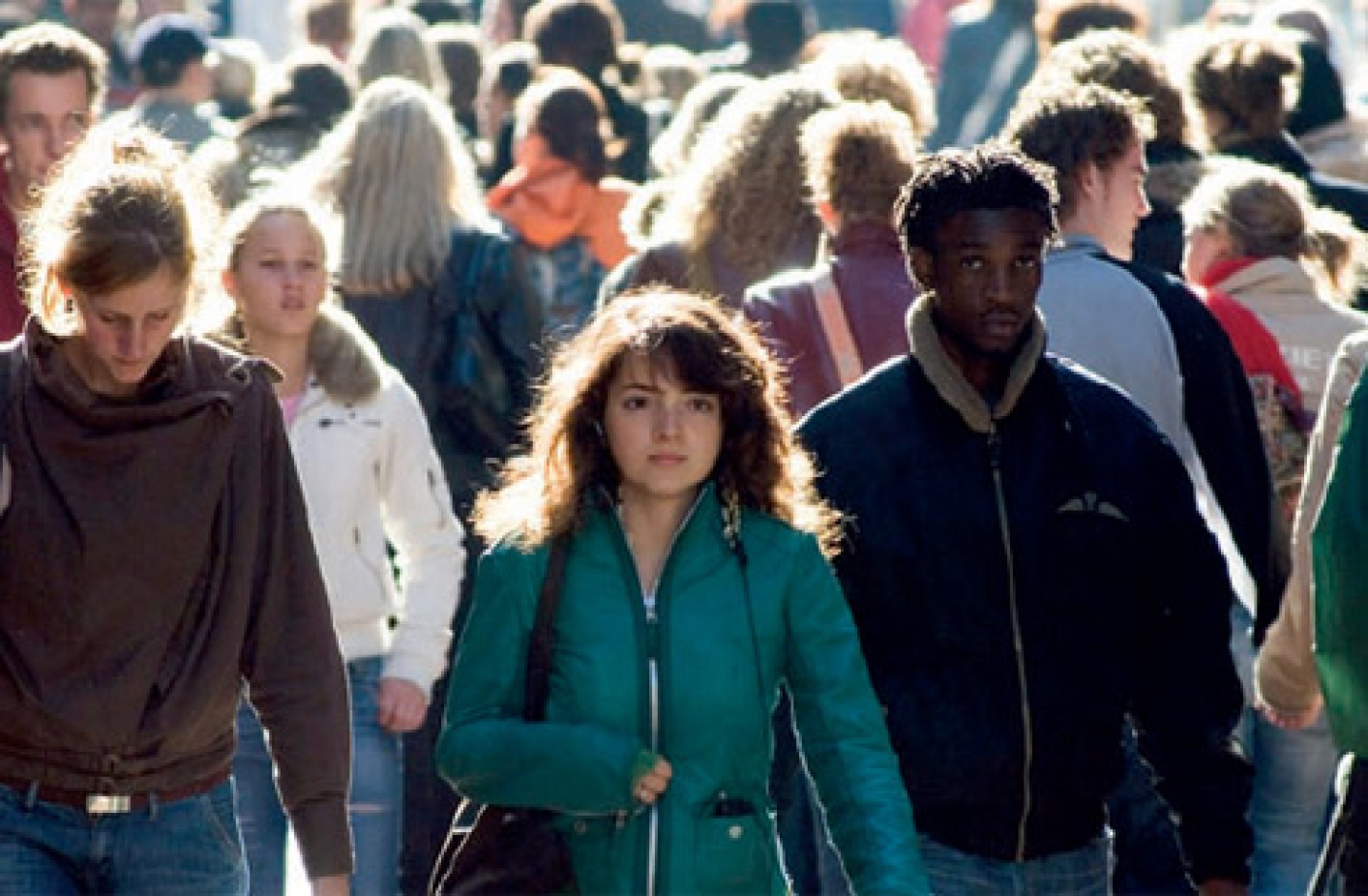 Foto individuen in wandelende massa mensen