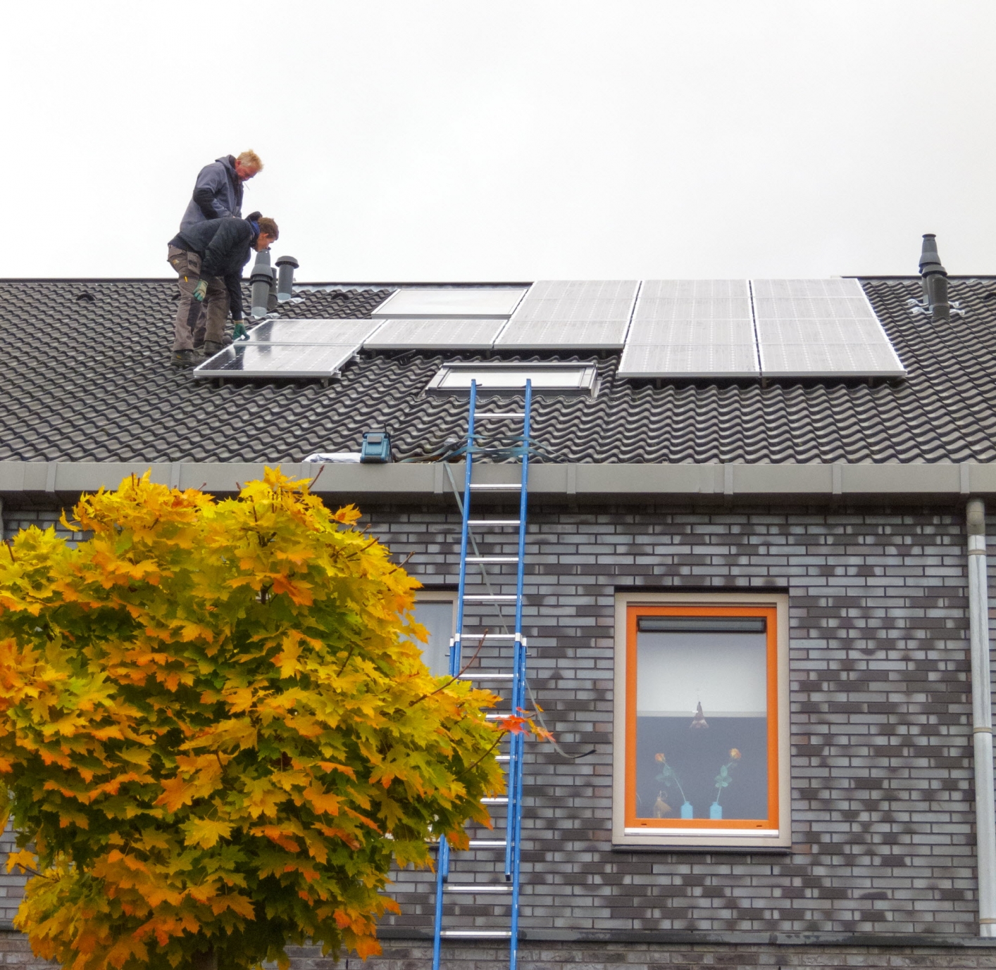 aanleg zonnepanelen op een dak van woonhuis