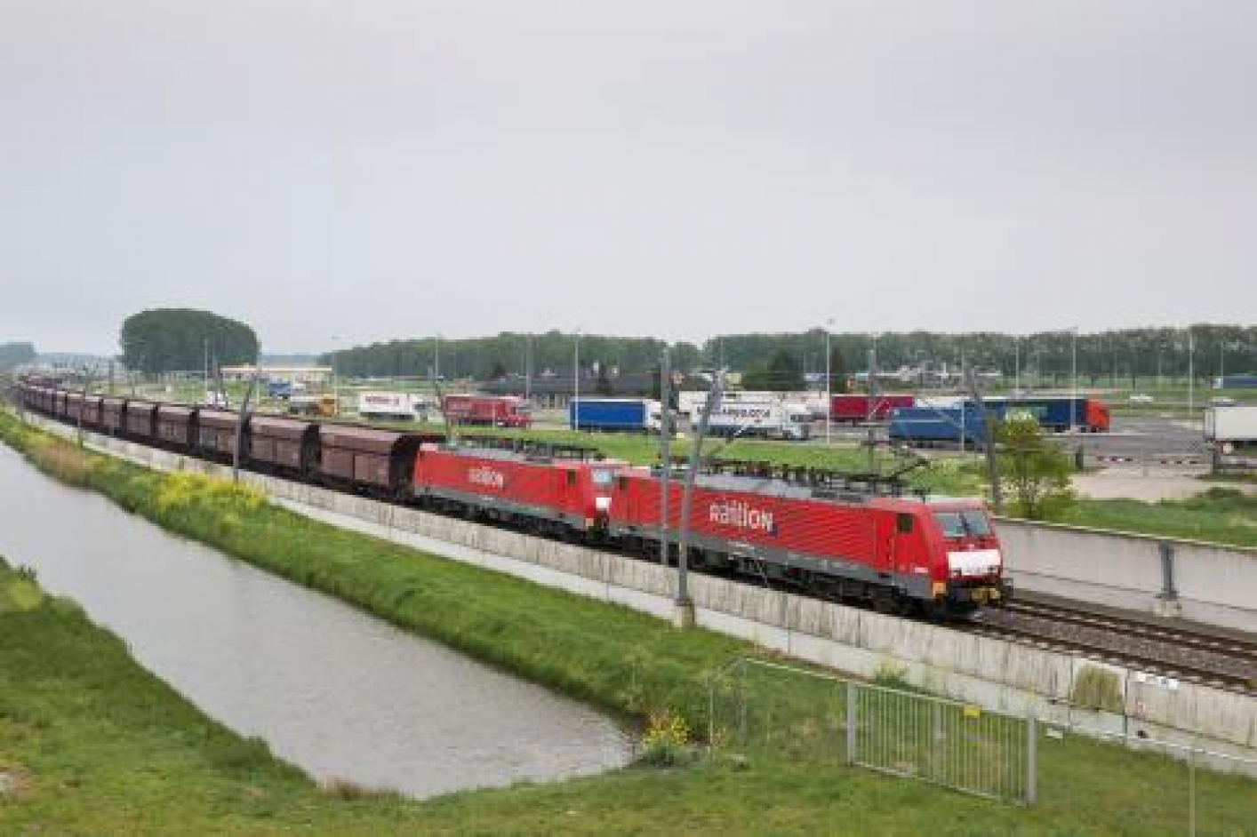 foto goederenvervoer per spoor en snelweg