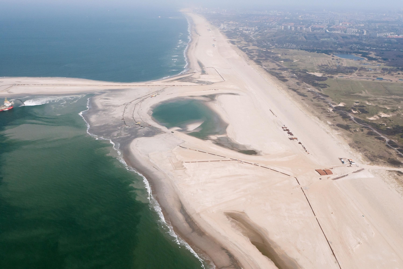 foto zandmotor voor de kust van Den Haag