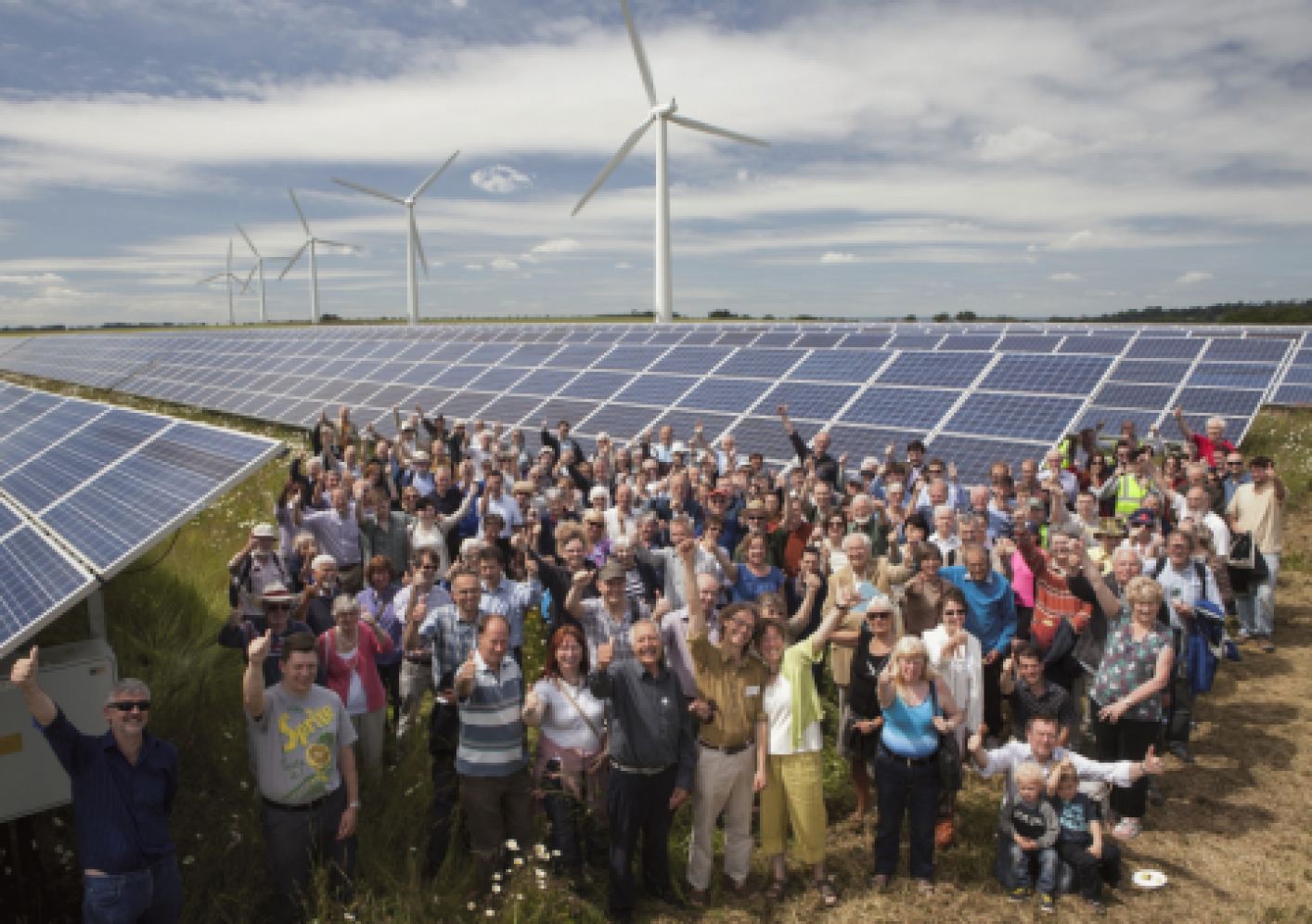 foto van zonnepark, windmolens en groep mensen
