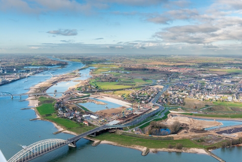 foto: Spiegelwaal, Nijmegen, voorbeeld van complexe regionale opgaven: verstedelijking, waterveiligheid, infrastructuur en kwaliteit landschap; fotograaf: © Thea van den Heuvel /DAPh
